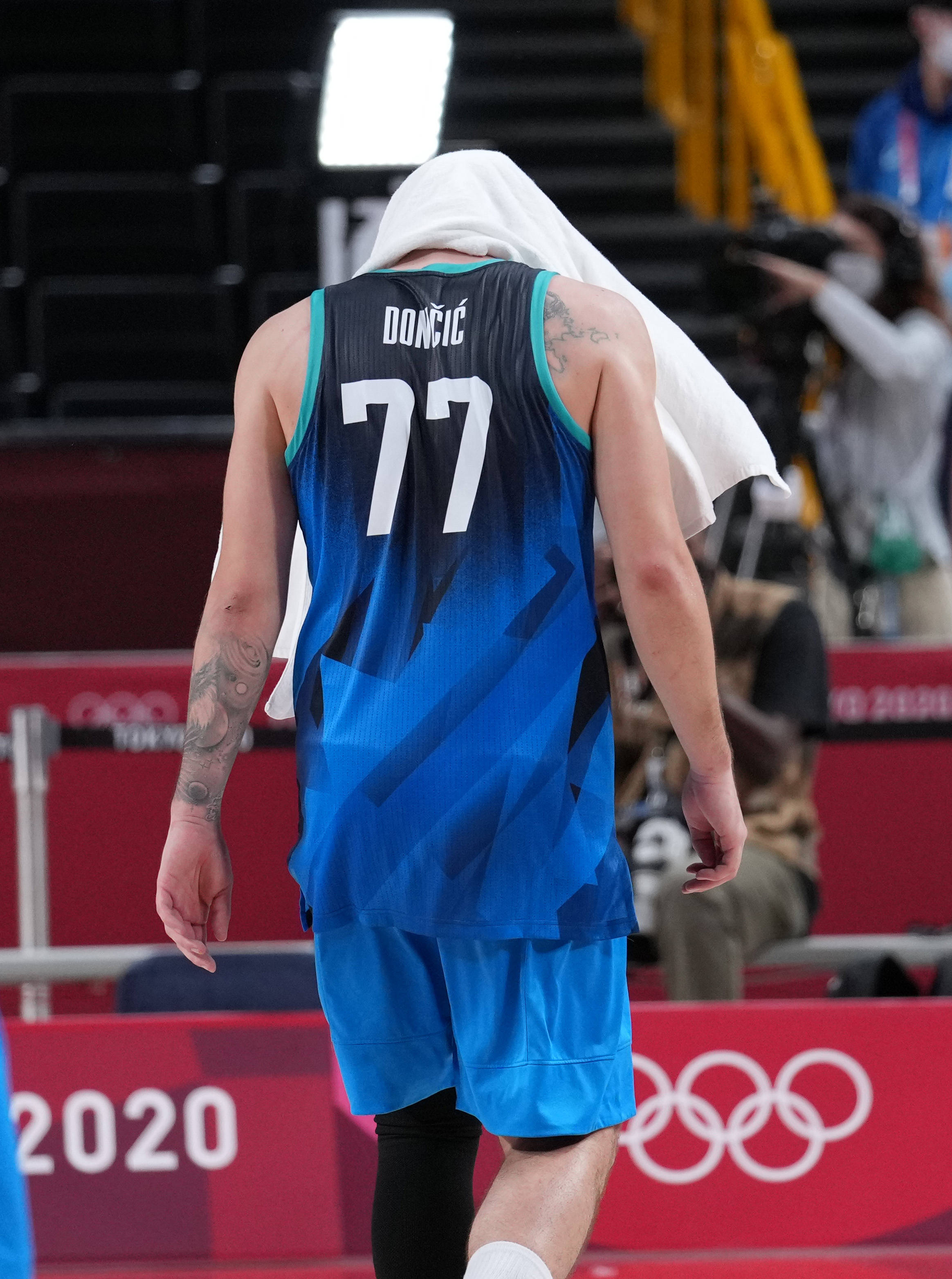 8月5日,斯洛文尼亚队球员东契奇赛后离场.