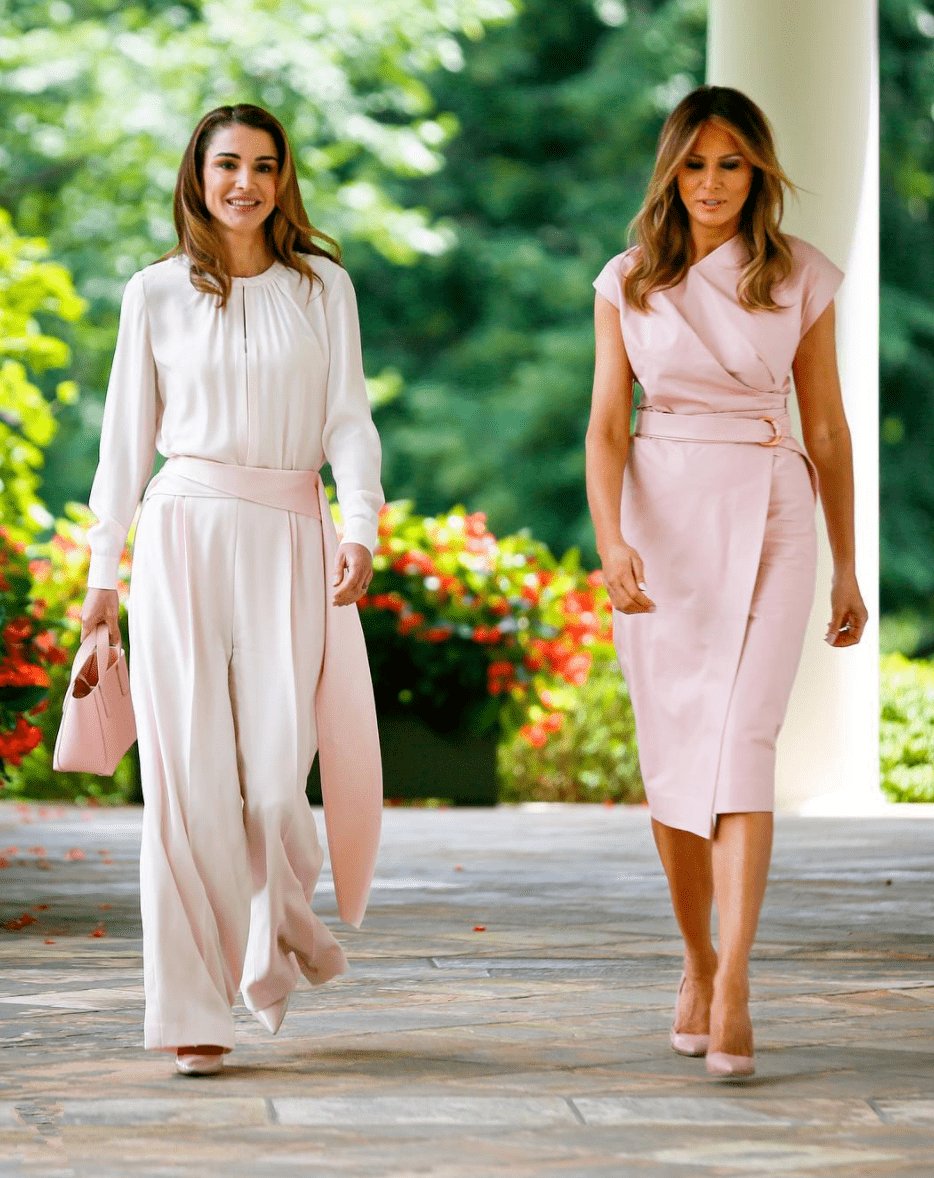 设计|从难民到『全球最美王后』，她比西班牙王后更会穿！