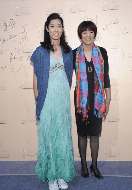 奥运旗手朱婷虽然五官硬朗,但穿上礼裙也很优雅,身材不逊色超模