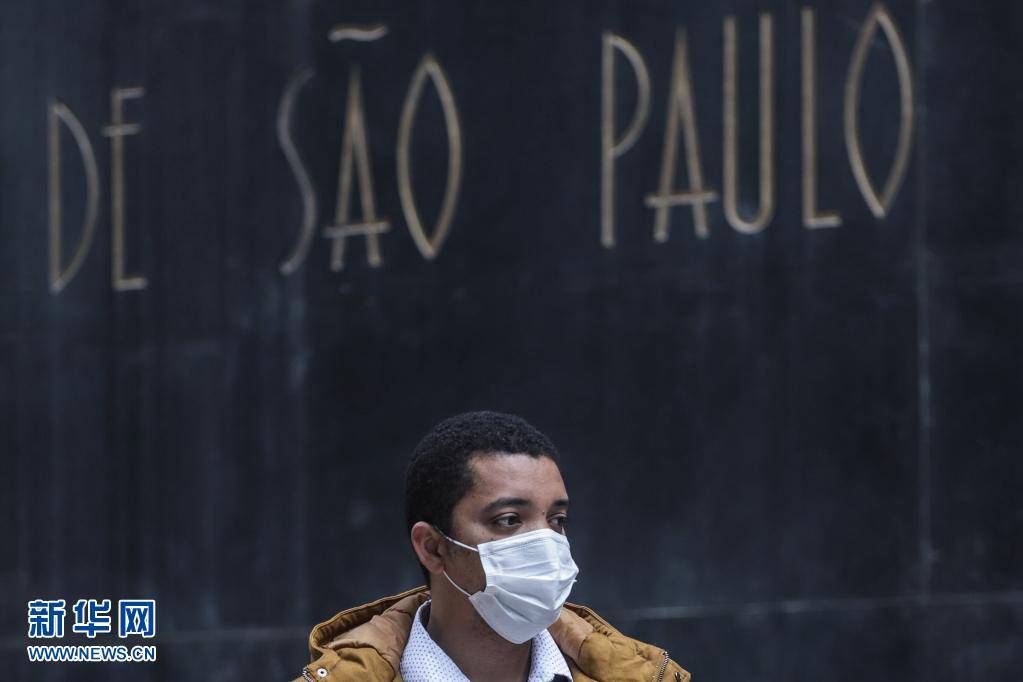8月4日,巴西圣保罗市民戴口罩出行