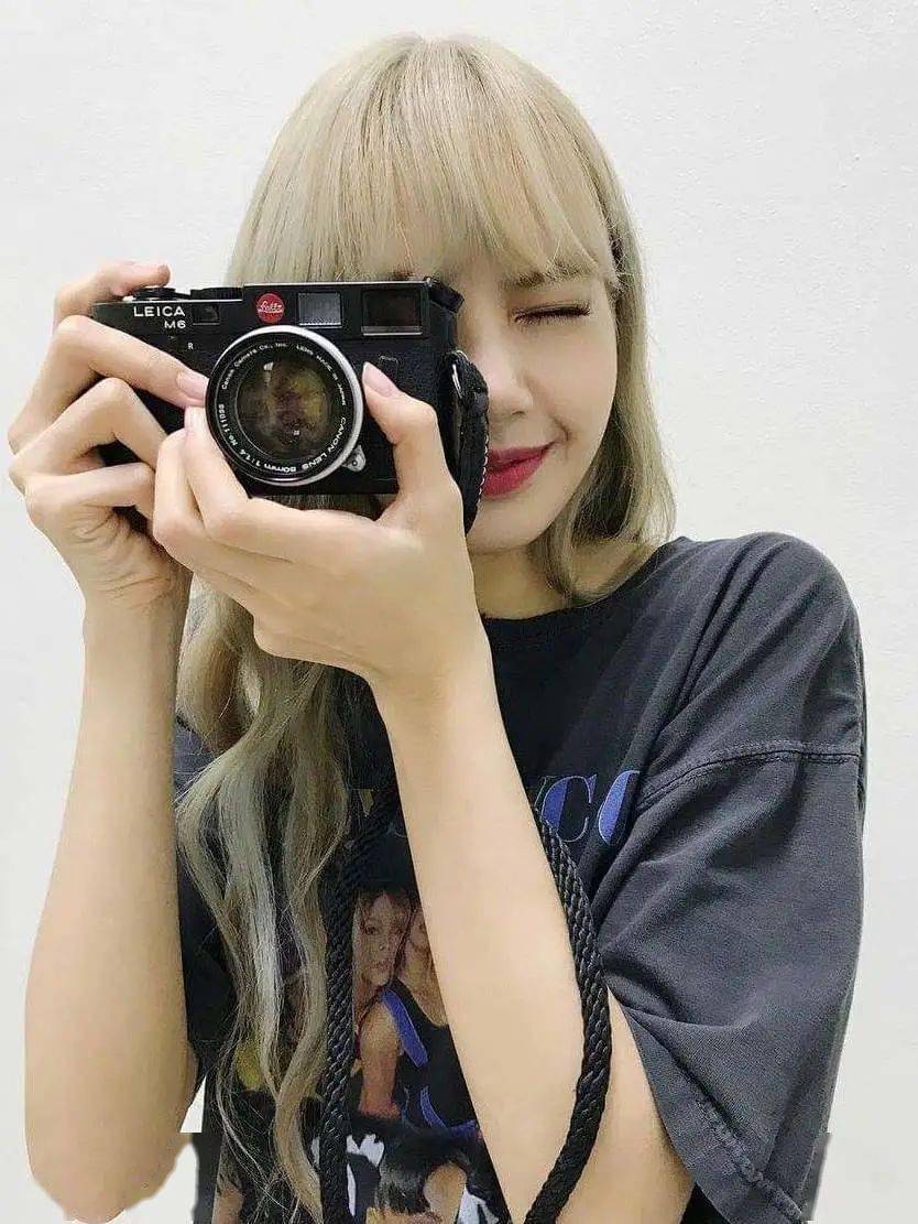 lisa和易烊千玺都是相机富人啊