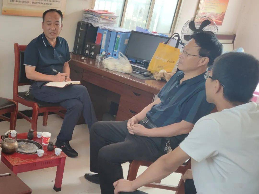 何坝动态县农业农村局局长王平仲一行深入何坝镇调研指导乡村振兴特色