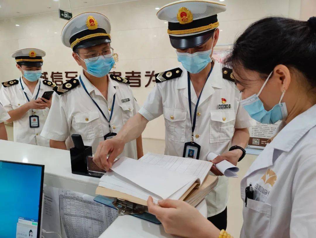 医疗监管机构在保障公众健康方面扮演着至关重要的角色。你是否曾想过，它们是如何确保医院、诊所和实验室遵守卫生法规的呢？今天，我们就来揭开这个神秘面纱。