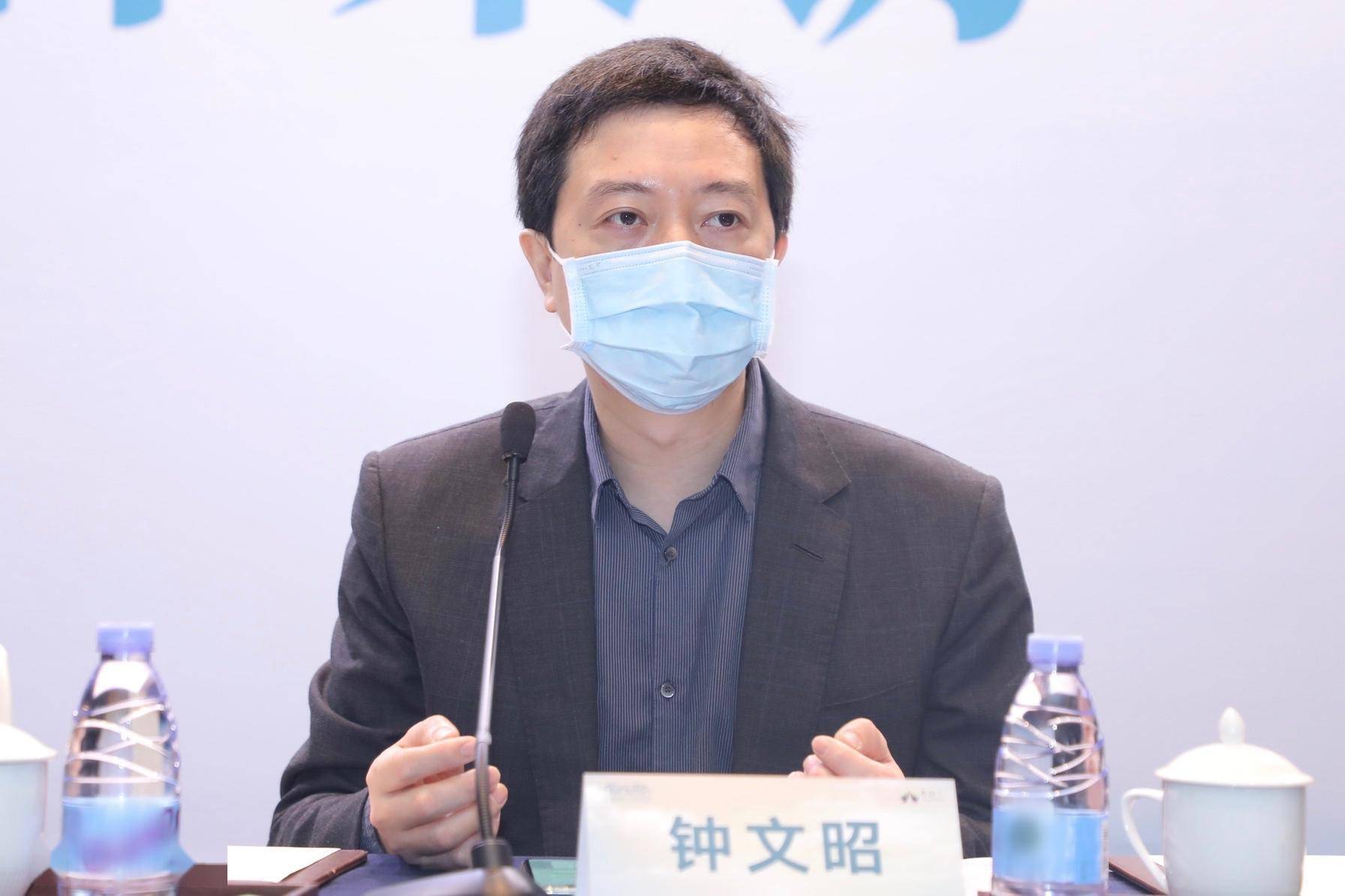 广东省肺癌研究所所长钟文昭教授强调,早期肺癌为什么主要通过手术