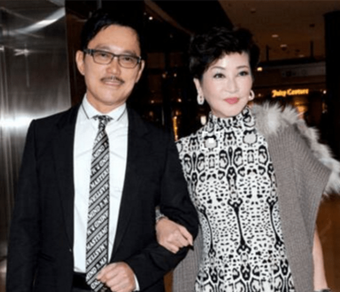 70岁狄波拉携老公与友人聚餐,暑天外披羽绒服,愁眉苦脸心情差_江耀城