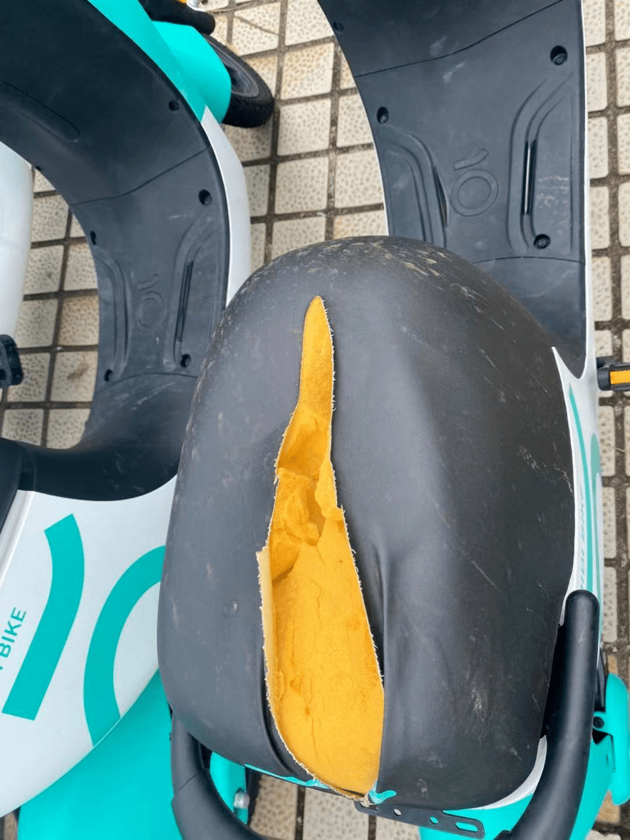 实拍新余街头共享电动车乱停乱放座椅遭划烂