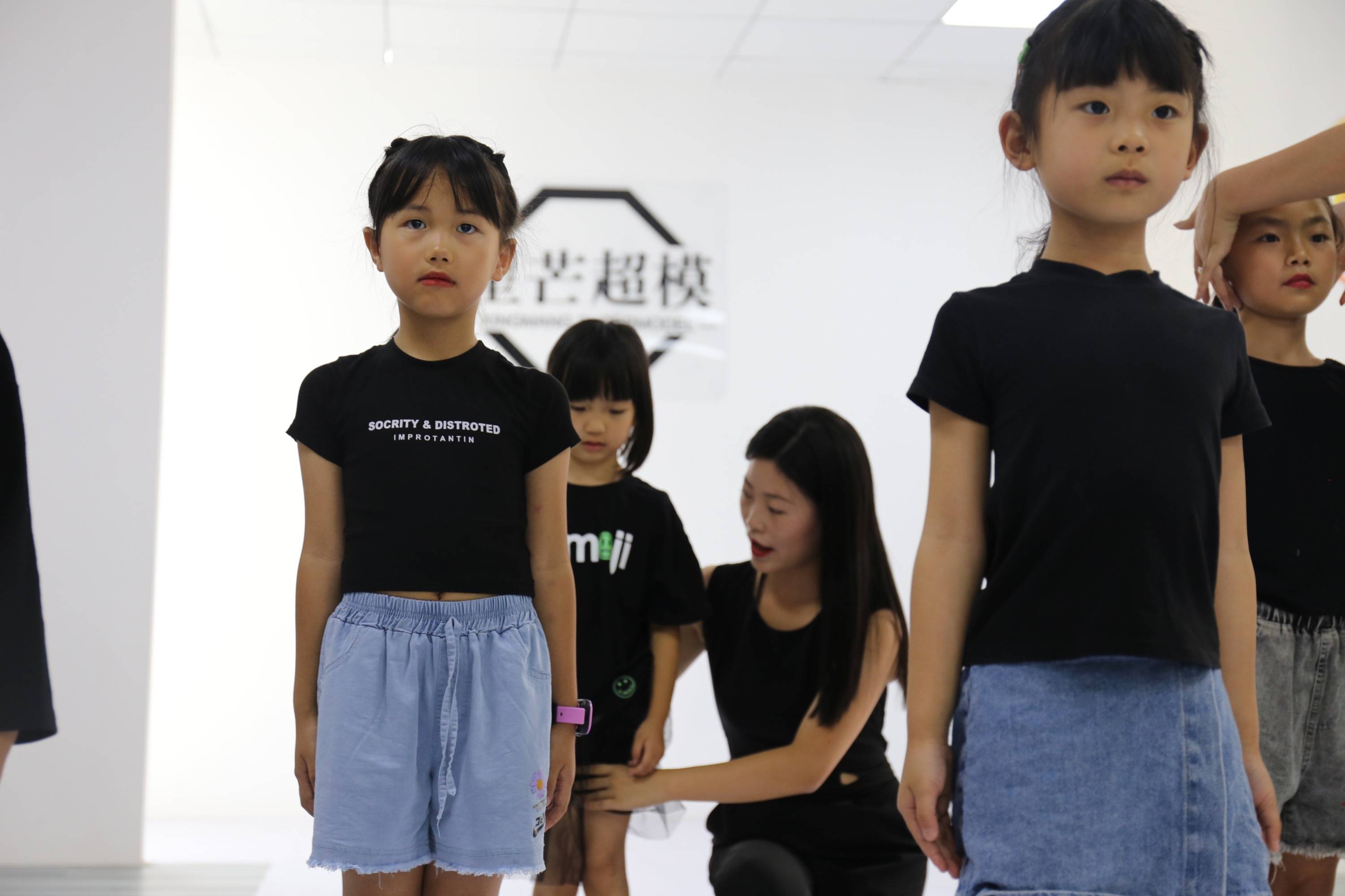 教导,通过教导系统,科学的模特表演专业课程,培养孩子正确的坐姿,站姿