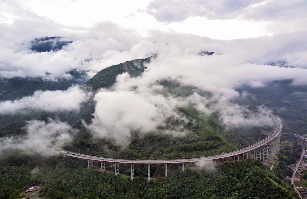 雅西高速雲端上的最美高速公路