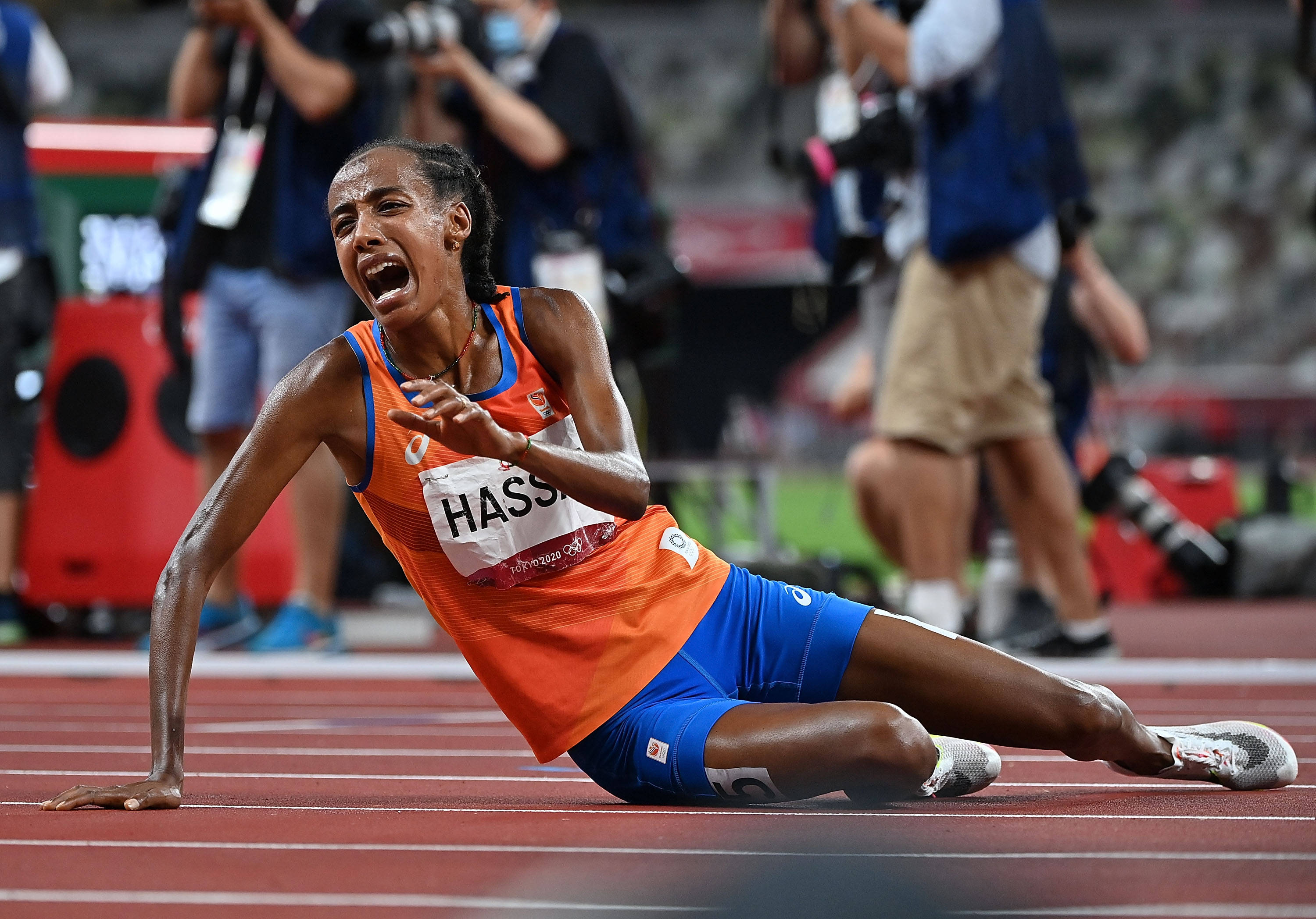 8月7日,荷兰选手哈桑在女子10000米决赛后倒地. 新华社记者 贾宇辰 摄