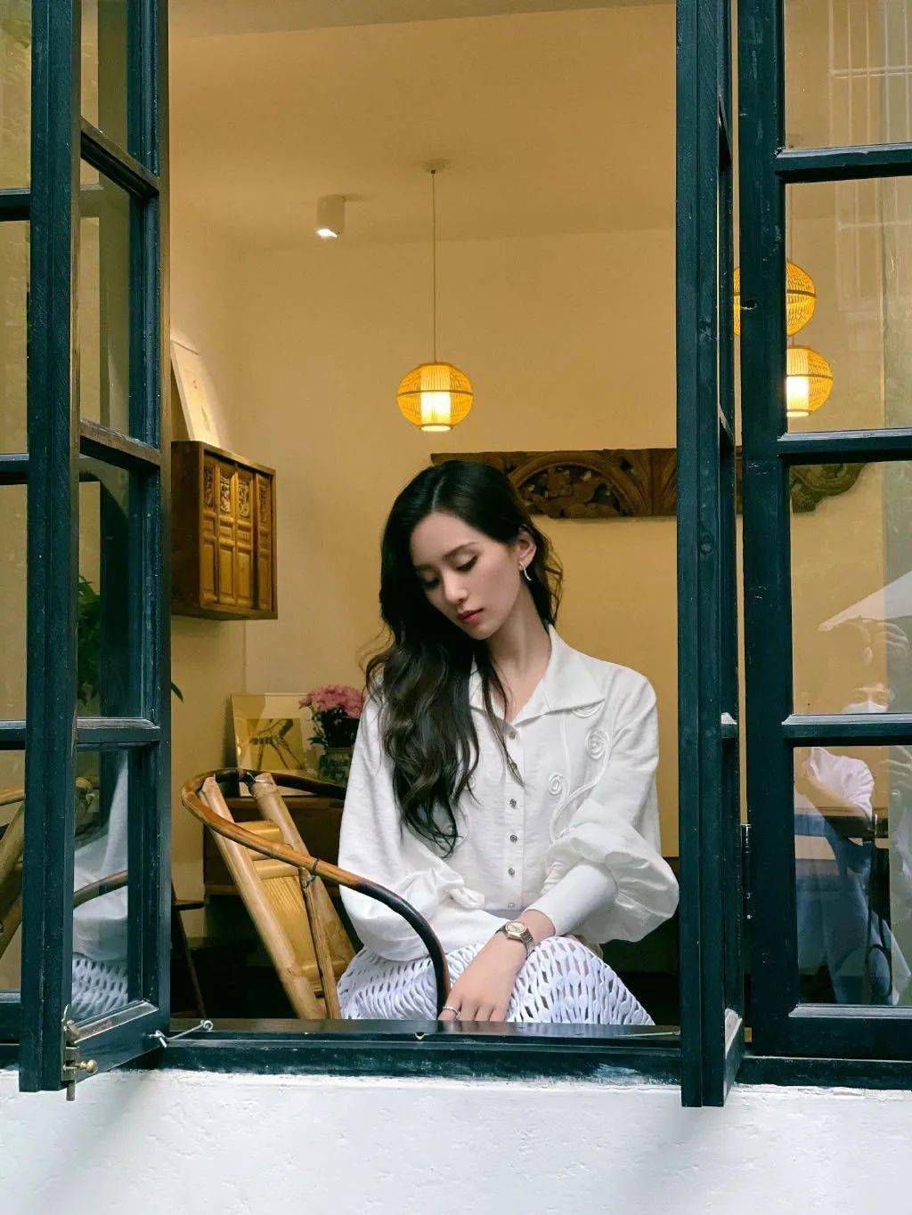 江疏影|江疏影晒梦幻写真，比浓妆更适合她的是纯欲妆！