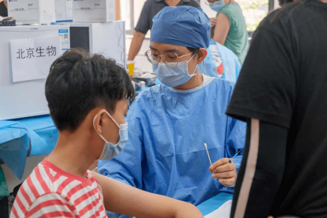 南开区在崇化中学设新冠疫苗临时接种点 加快推进12-14岁人群接种工作