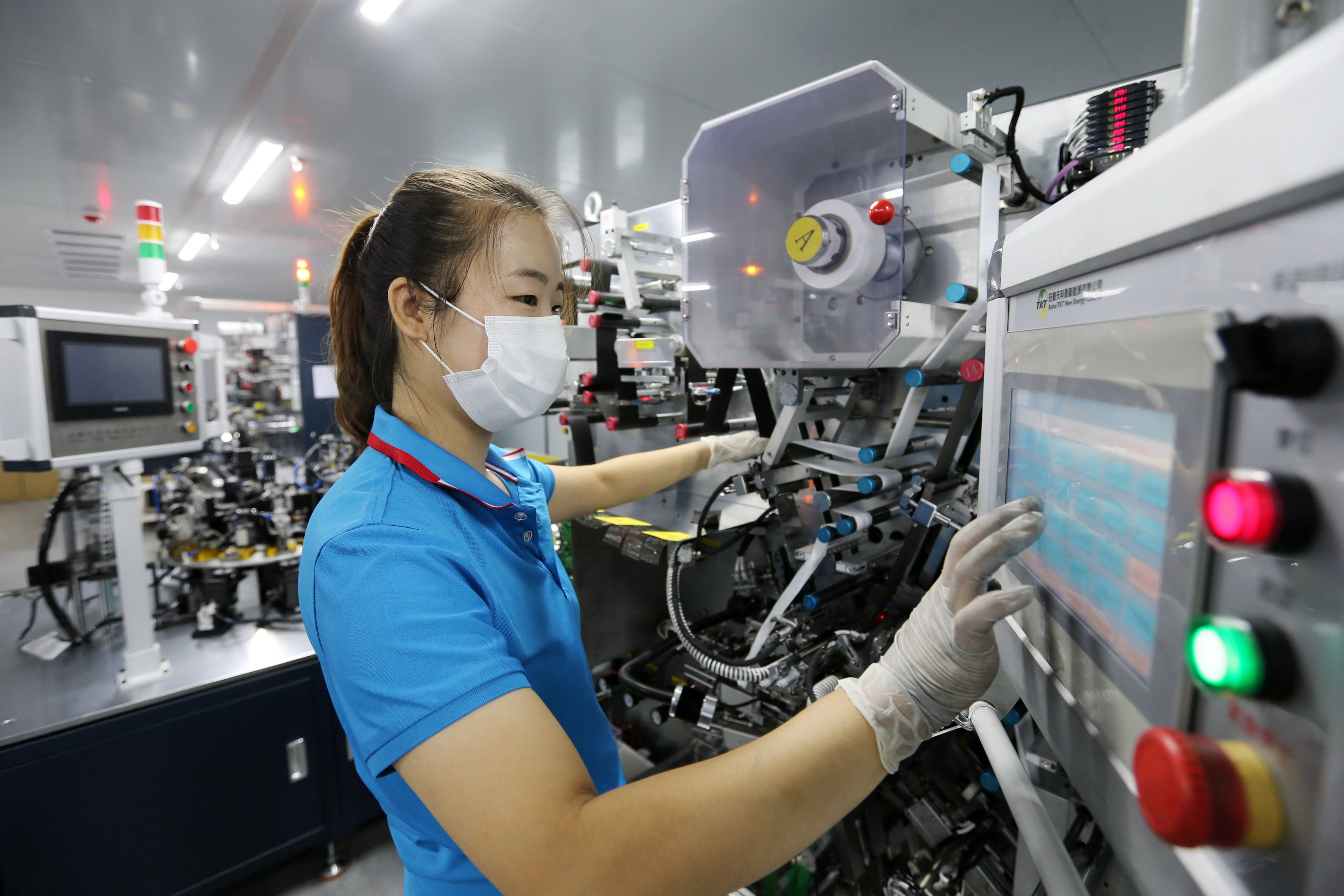 8月7日,在安徽省淮北市高新技术产业开发区,工人在一家锂电池生产企业