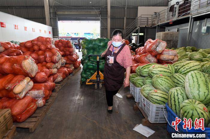 工作人员在超市配送中心搬运物资. 杨华峰 摄