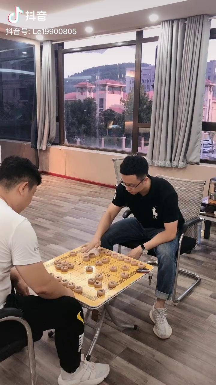 王教练日常打球下棋有来切磋的嘛乒乓球乐旋乒乓连锁