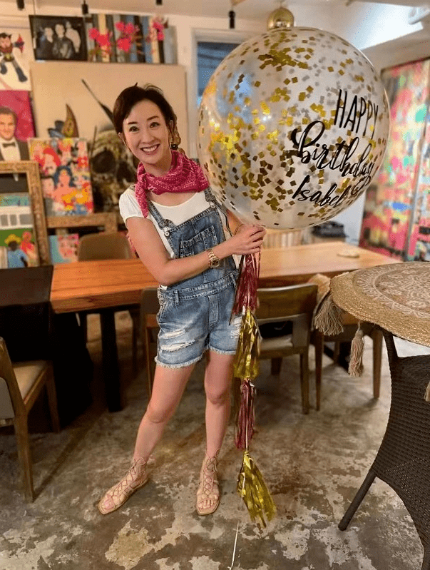 "而同届港姐朱洁仪则穿上露肩牛仔裙,两人在颈上齐齐戴