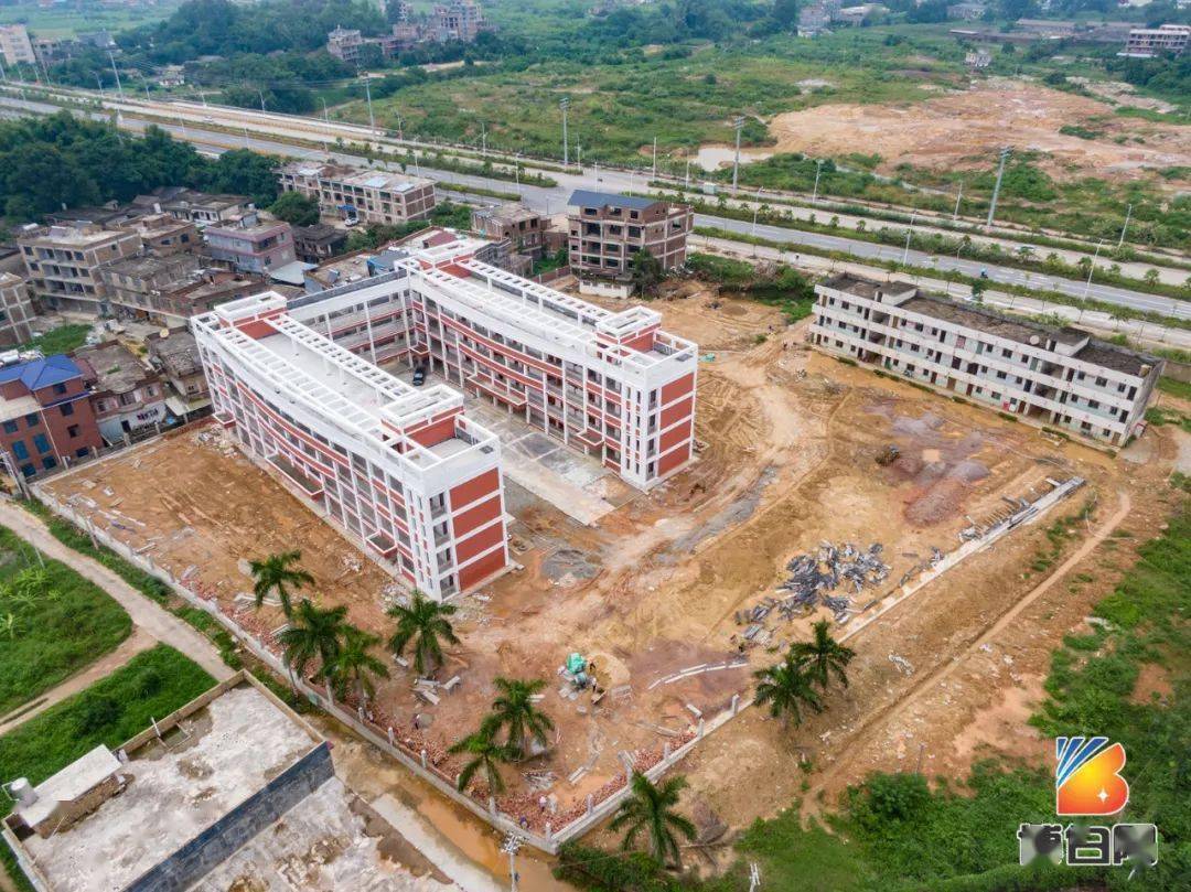 里新城旁即南城旁,在建的锦绣公园旁博白县第五高级中学即博白县五中