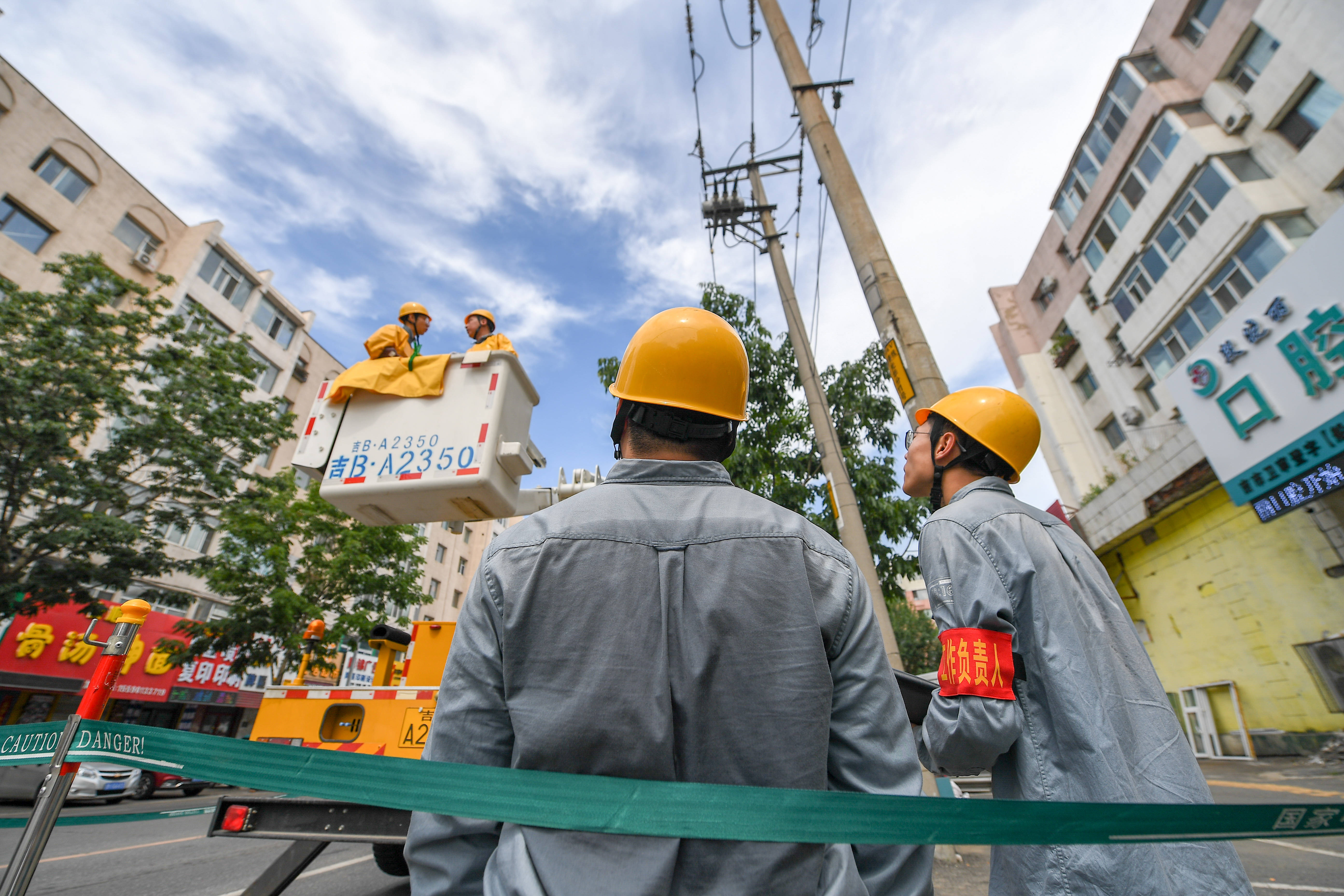 新华社照片,北京,2021年8月7日高温下的劳动者在吉林省吉林市青岛街与