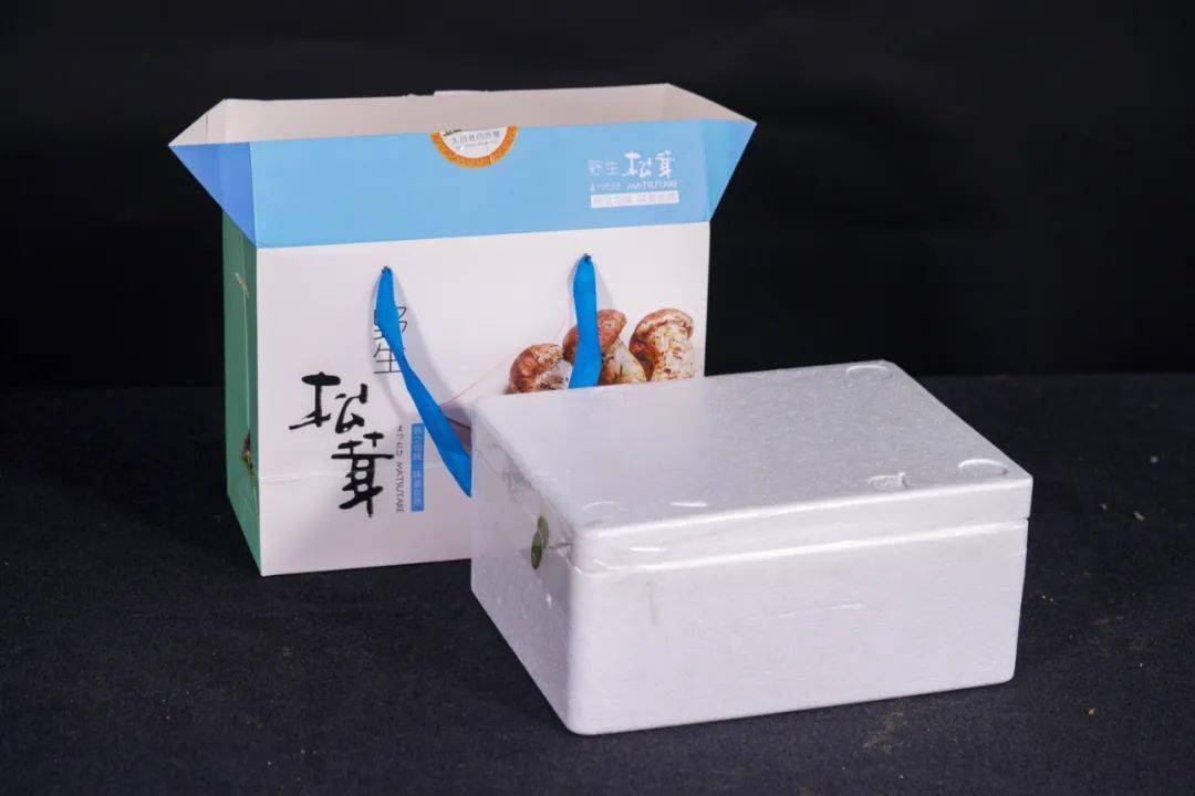 一切准备就绪后,我们会采用顺丰快递进行发货,从藏民采摘到新鲜松茸