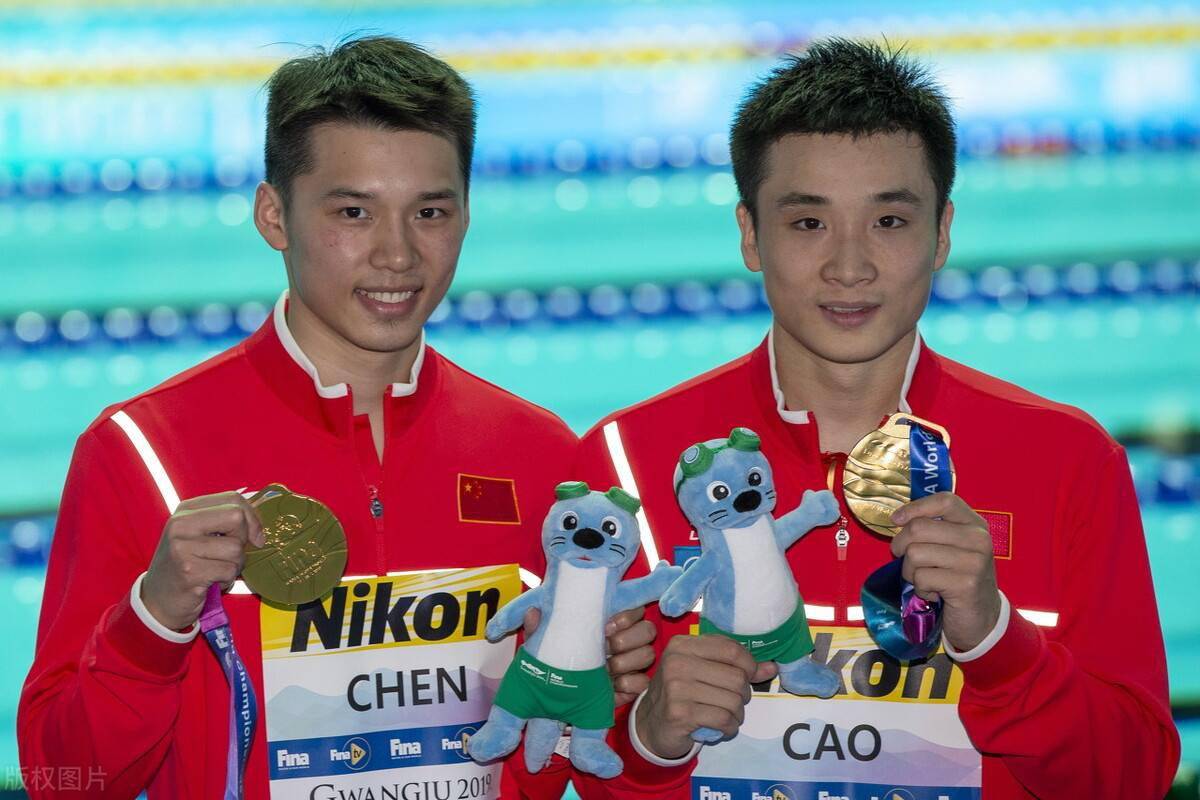 曹缘十米跳台夺冠,本该收到网友祝贺,为何反被指责?_杨健