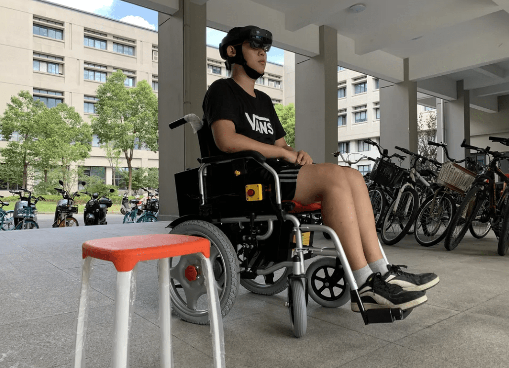 训练|让轮椅“随心而动”，上海大学团队研发“脑控轮椅”