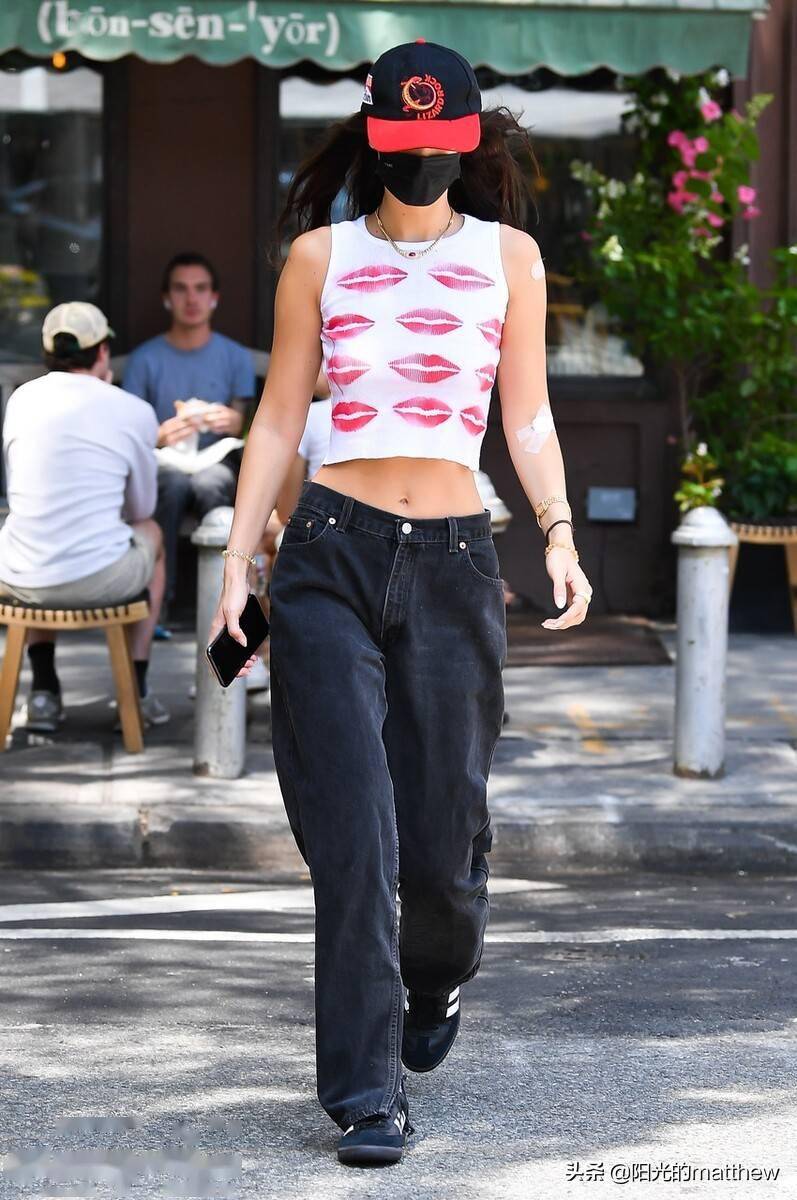 当地时间2021年8月7日,纽约,贝拉.哈迪德现身街头.