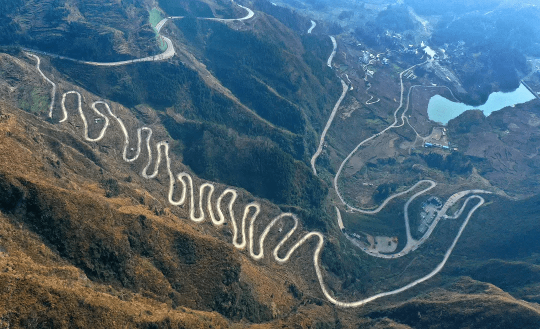 地区的盘山路多 原因是这里的山不够大 因为山小