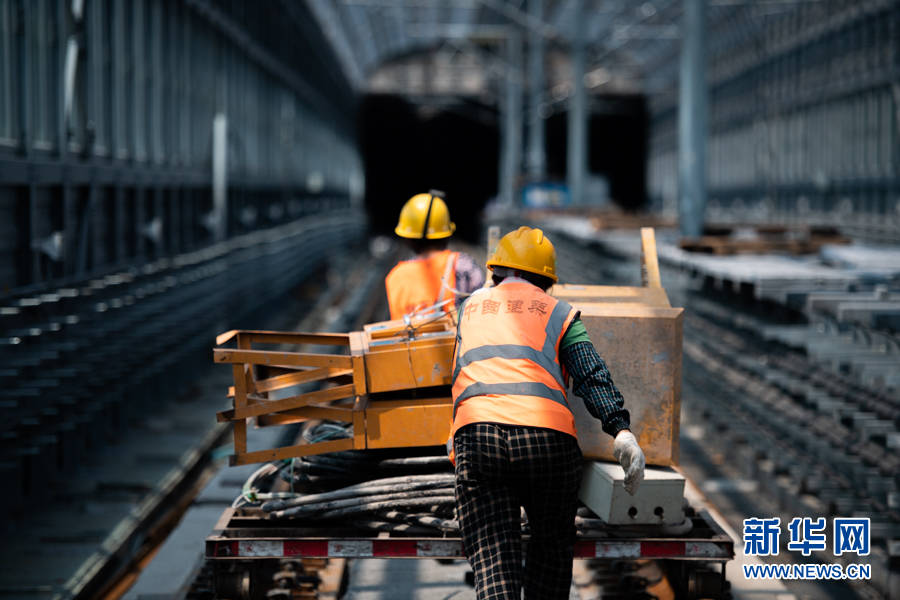 与时间赛跑的城市建设者三伏天里施工忙