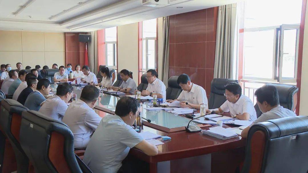 张晓刚主持召开华亭市政府常务会议