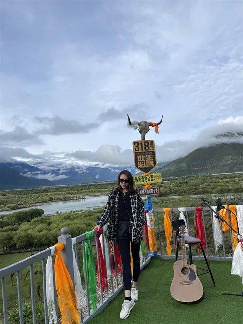 们美女(不告诉你我是谁)传奇领队:老检(孙书增)左起:陈警官和部队军