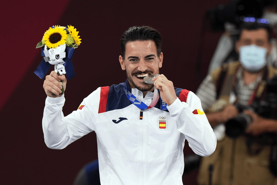 还有网友说,金特罗有着一张"建模脸",例如《海贼王》里的米霍克.