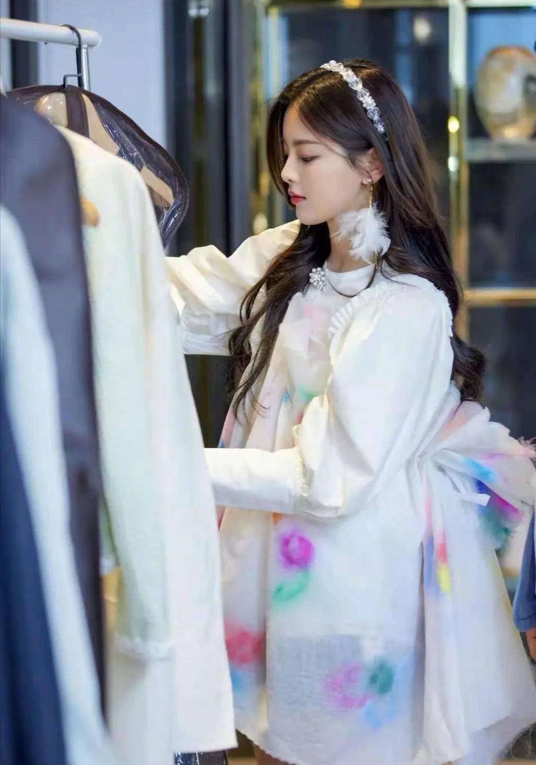 羽毛|女明星们争相尝试的白色羽毛造型也太绝了!