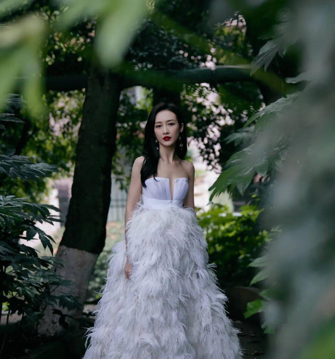 羽毛|女明星们争相尝试的白色羽毛造型也太绝了!