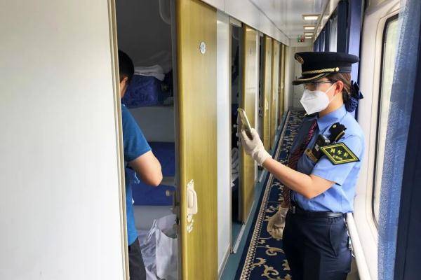 柴娜|高铁乘务员“偷拍”乘客？哈哈哈，不好意思…