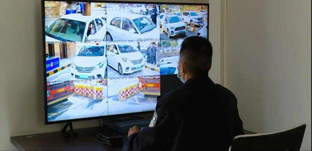 3月15日,绿春县岩甲检查站值勤民辅警在开展执行检查盘查过程中,发现