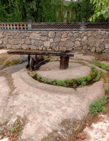 石碾是我国历史悠久的传统农业生产工具,使用人力或者