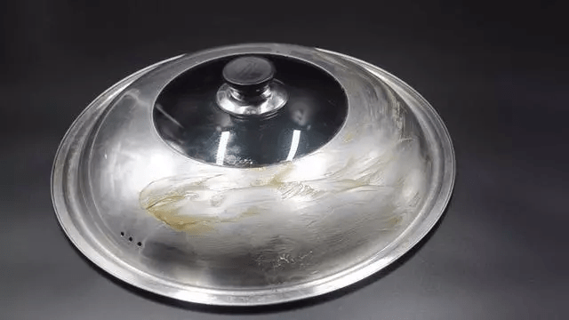 锅盖|用完的牙膏管别扔掉，放在厨房一年能省不少钱，邻居见了纷纷学！