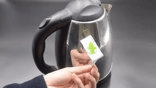 锅盖|用完的牙膏管别扔掉，放在厨房一年能省不少钱，邻居见了纷纷学！