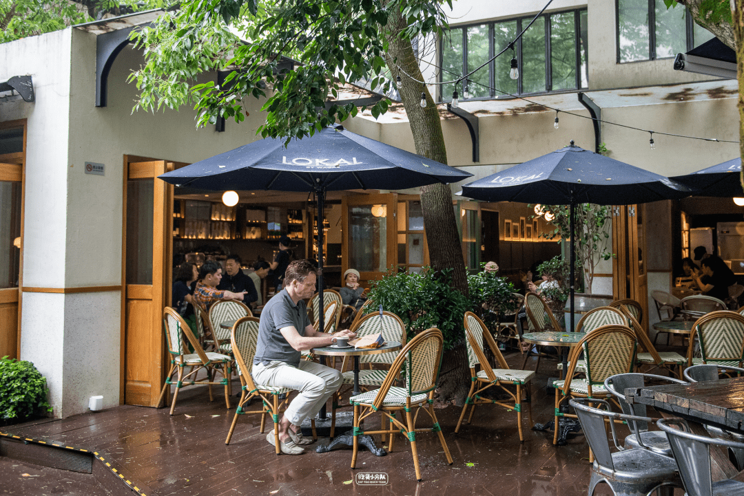 1 3 wagas旗下的西餐厅,武康路的老牌网红,在阳光明媚的时候,坐在户外