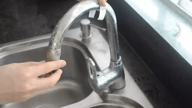 锅盖|用完的牙膏管别扔掉，放在厨房一年能省不少钱，邻居见了纷纷学！