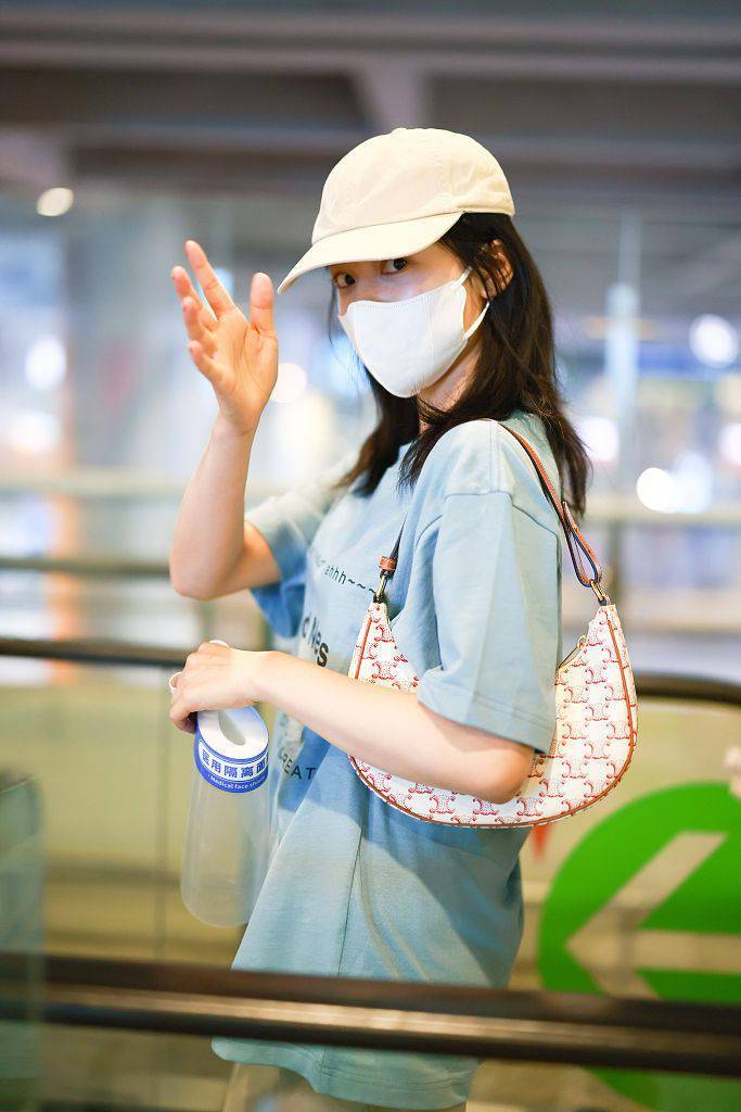 长发|张婧仪穿蓝色短袖T恤卡其色直筒裤 长发披肩温柔动人