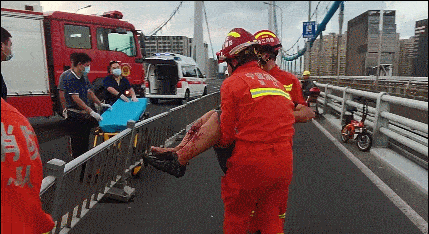 要知道这让在场人员苦笑不得司机还惦记着自己"宝贝烟"生死攸关的时候