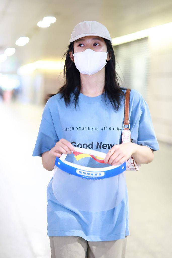 长发|张婧仪穿蓝色短袖T恤卡其色直筒裤 长发披肩温柔动人