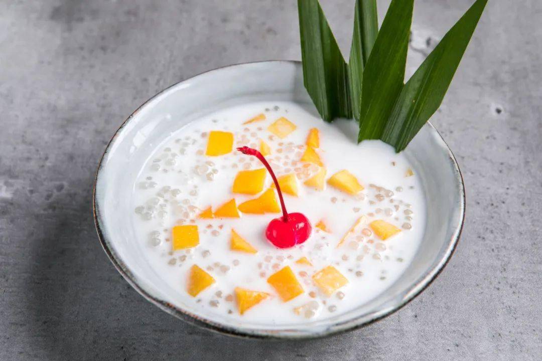 外皮炸的十分酥脆 一口咬下去是烫口的虾肉 ● 芒果西米露 ● 芒果