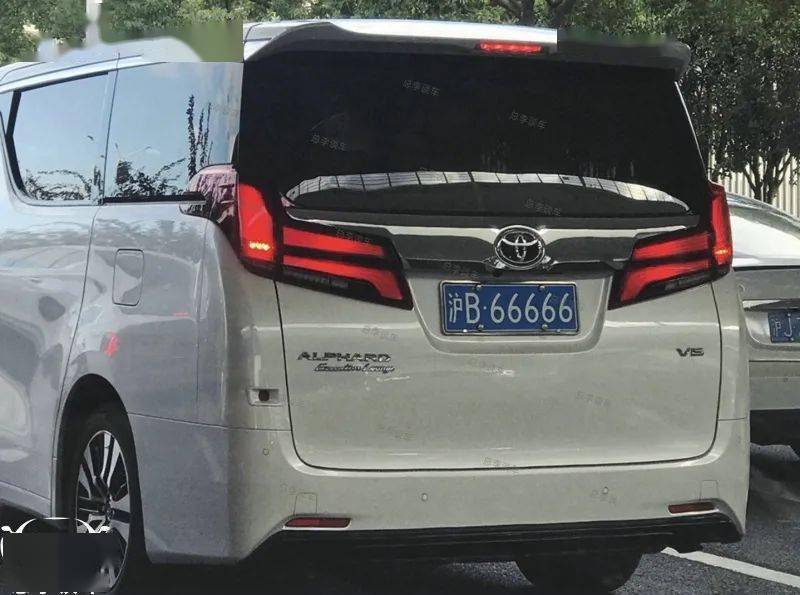 首先上场的是沪a66666,这个牌照在一汽奥迪a6l 3.0上,十几年的老车了.
