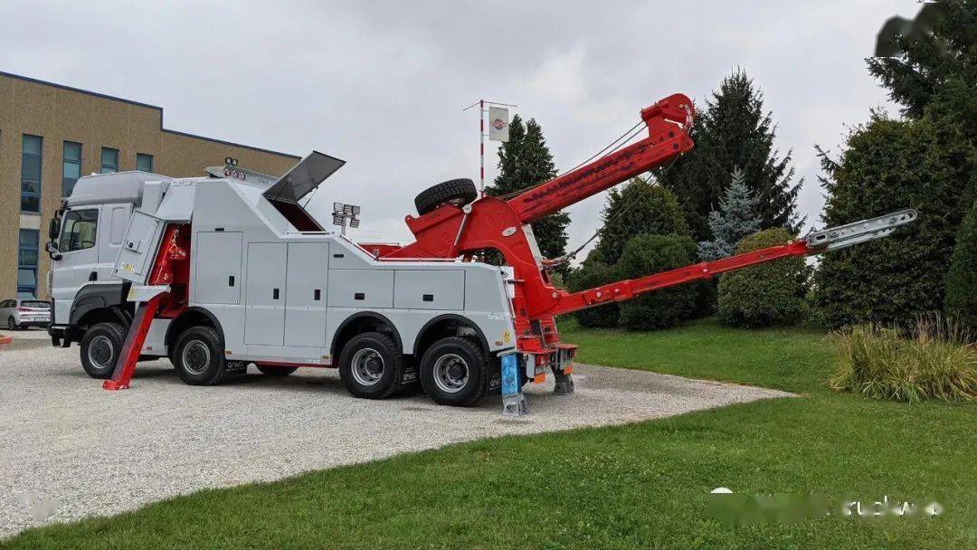 看多了欧洲7大品牌的清障车 来个太脱拉凤凰8x8底盘的如何?