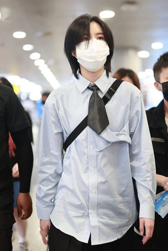 竖条|陆柯燃穿竖条纹衬衫黑短裤 McQ厚底靴帅气boylish风