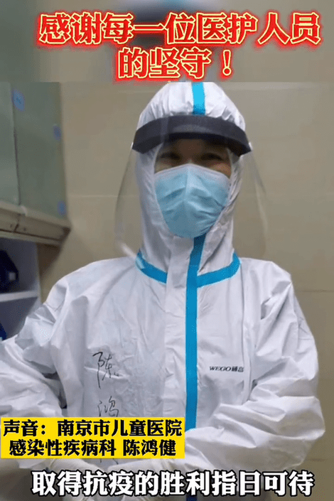 玻璃|等待胜利的那天，抗疫中的医生母亲，隔着玻璃与4岁女儿贴手心