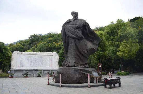 拜诸葛亮塑像忠义广场白帝城,散人万里拜孔明.