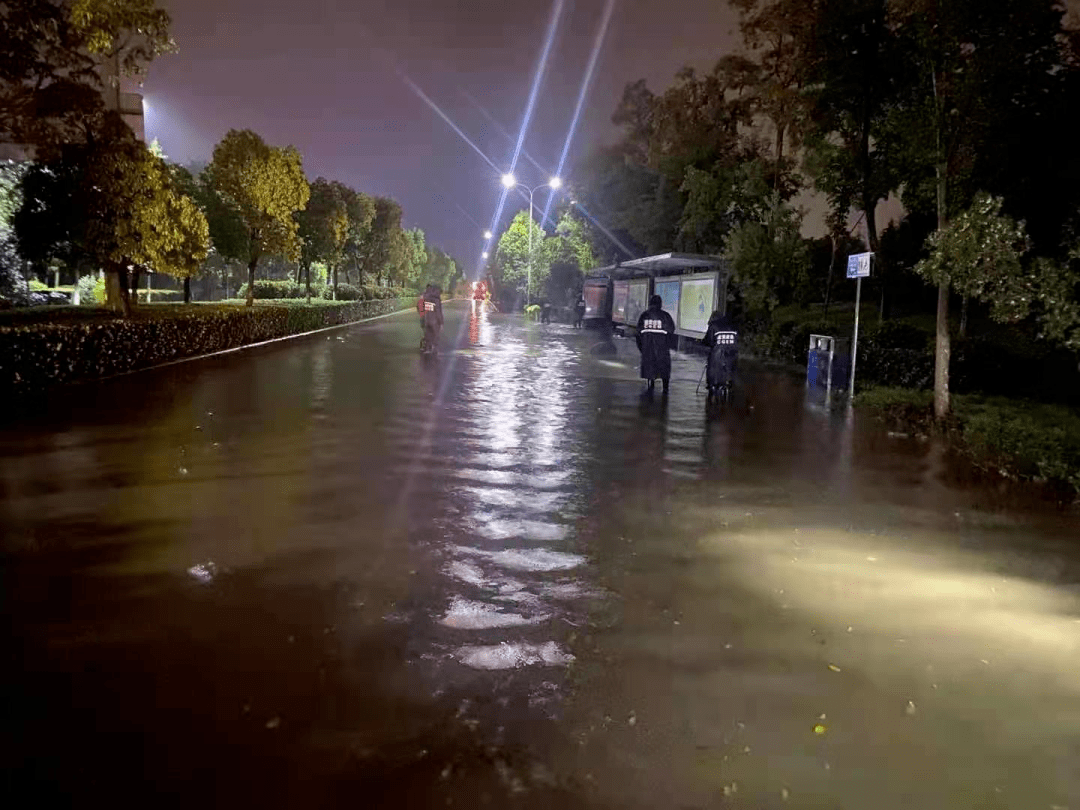呈贡区应急系统有效处置暴雨造成的两处城市道路淹积水情况
