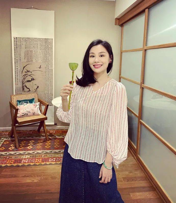 她是一名书法网红,堪称"书坛林美人",却因培训费太贵被质疑_林曦